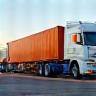 Camion Girard chargeant un container de déménagement international