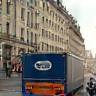 Camion de déménagement devant un immeuble à Paris